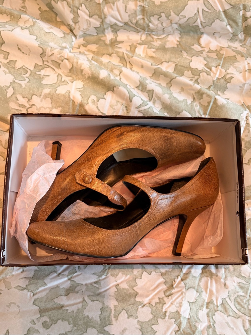 Bandolino Tan Heels NWT